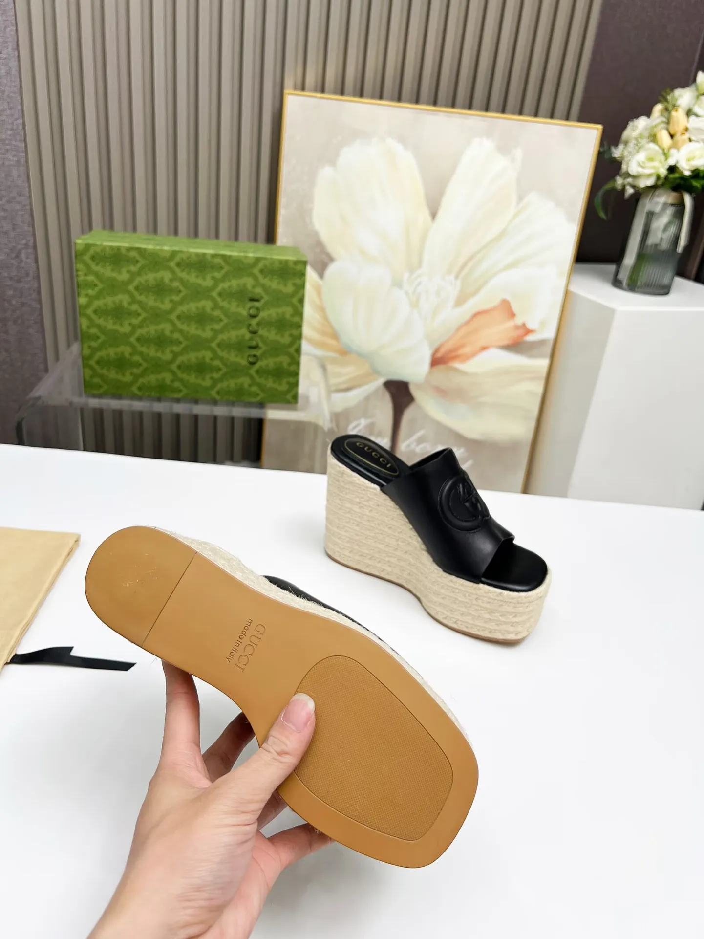 👟👟Ex-factory price 460👟👟 Gucci's new slippers, fashionable, high-end and full of personality✅ Very stable, comfortable and durable for daily use, convenient and unique for daily matching, a must-have classic for summer, the upper is made of GUCCI brand stitching Fabric: cowhide Lining/foot pad: sheepskin Water platform height: 11cm Color: black, white, brown Code number: 35-42 (41 and 42 need to be customized) Packaging: Comes with cloth bag and card.